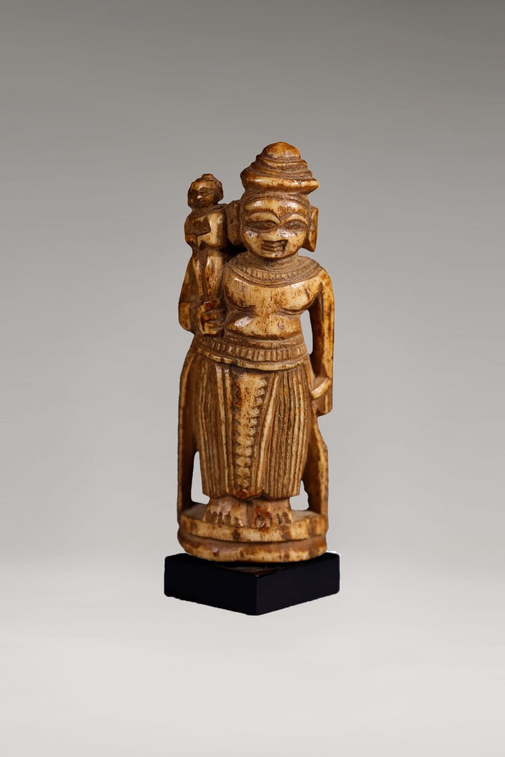 Figura de Yashoda y Krishna niño en Hueso<br>"India del Norte - XVII d.C."