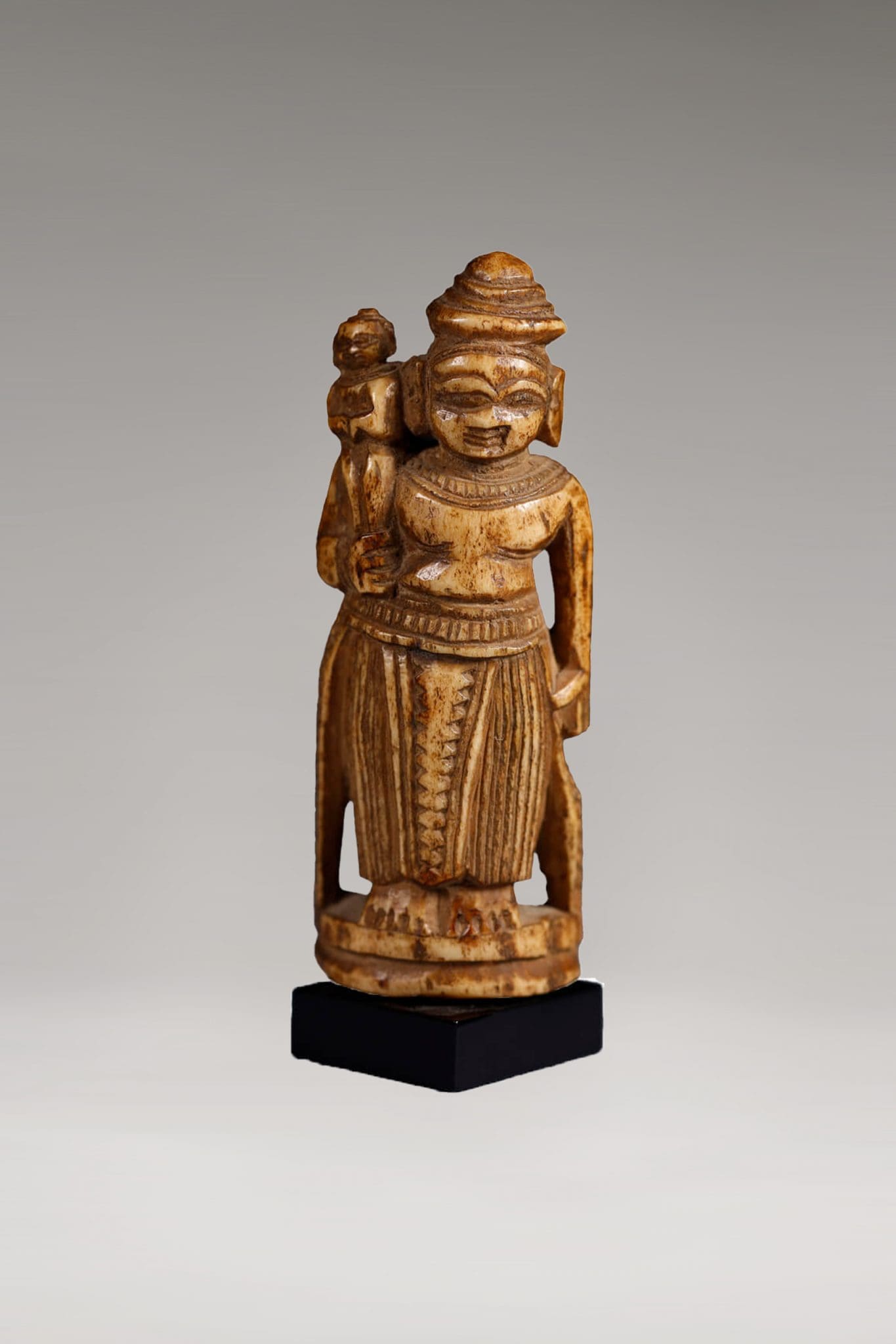 Figura de Yashoda y Krishna niño en Hueso<br>"India del Norte - XVII d.C."