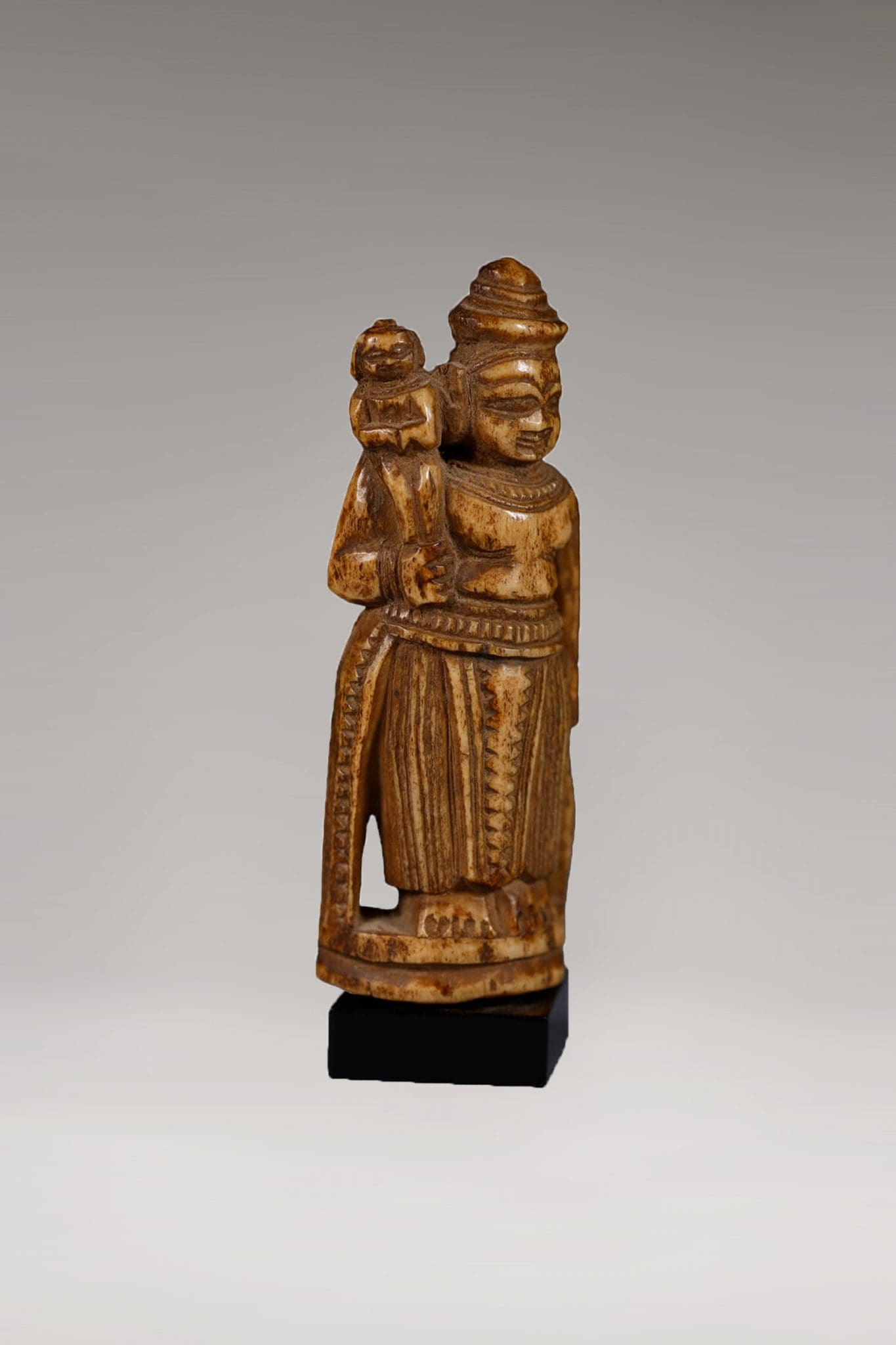 Figura de Yashoda y Krishna niño en Hueso<br>"India del Norte - XVII d.C." - Imagen 4