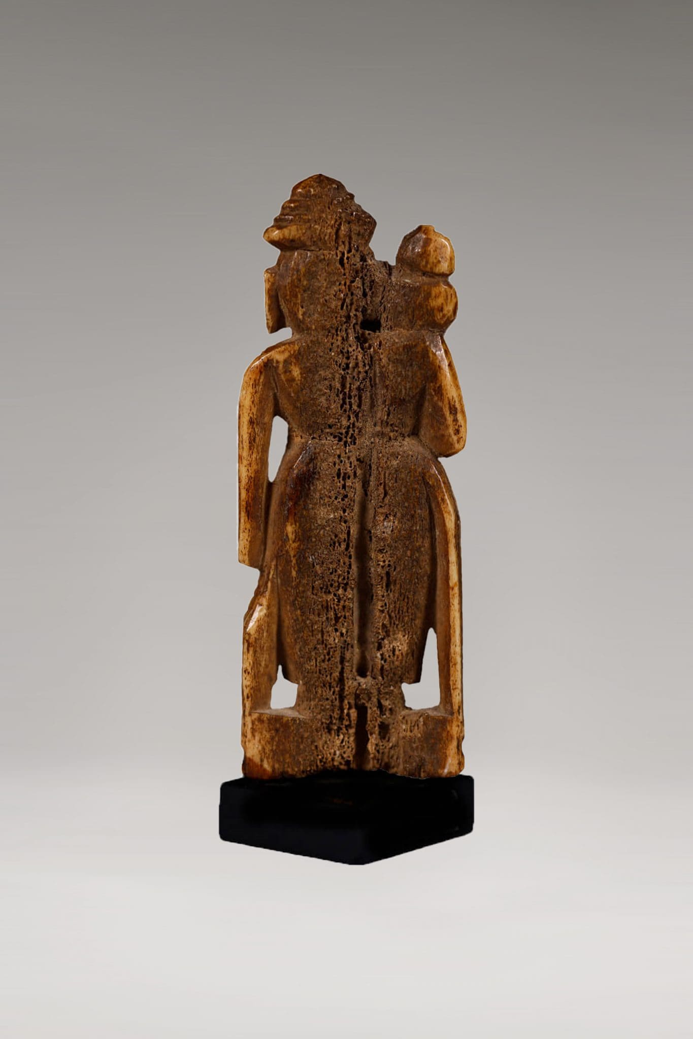 Figura de Yashoda y Krishna niño en Hueso<br>"India del Norte - XVII d.C." - Imagen 5