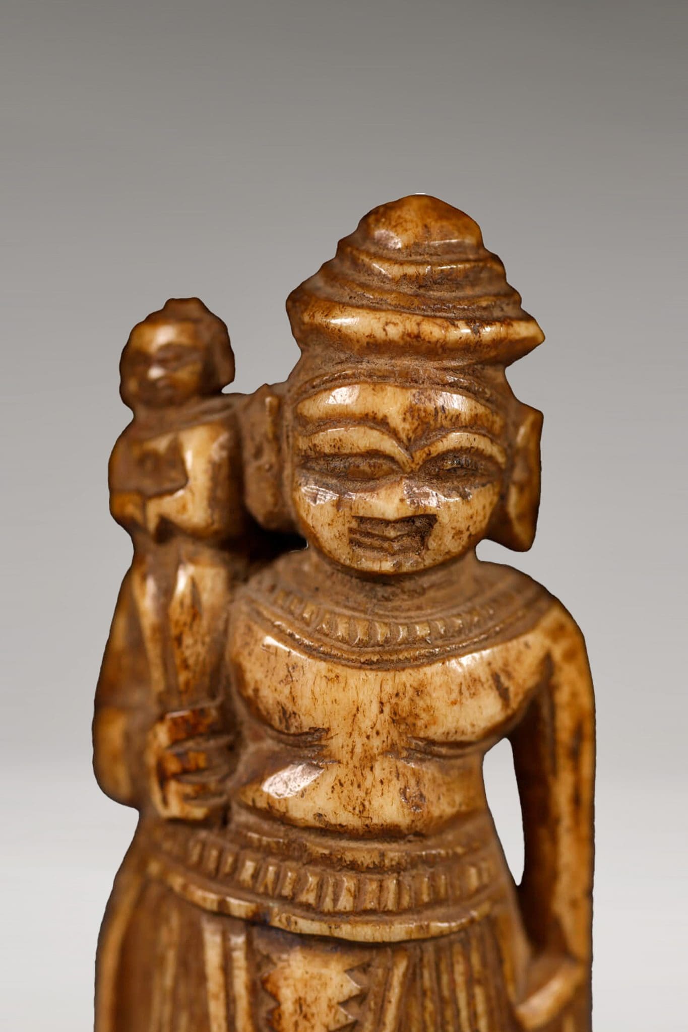 Figura de Yashoda y Krishna niño en Hueso<br>"India del Norte - XVII d.C." - Imagen 2