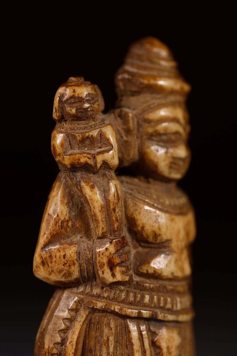 Figura de Yashoda y Krishna niño en Hueso<br>"India del Norte - XVII d.C." - Imagen 6