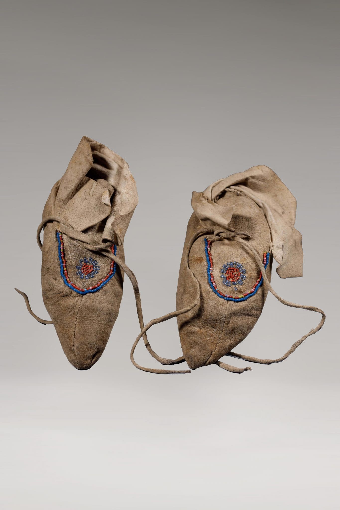 Par de Mocasines Sioux <br>"Sioux, Dakota del Norte/Sur - 1800 d.C. " - Imagen 4