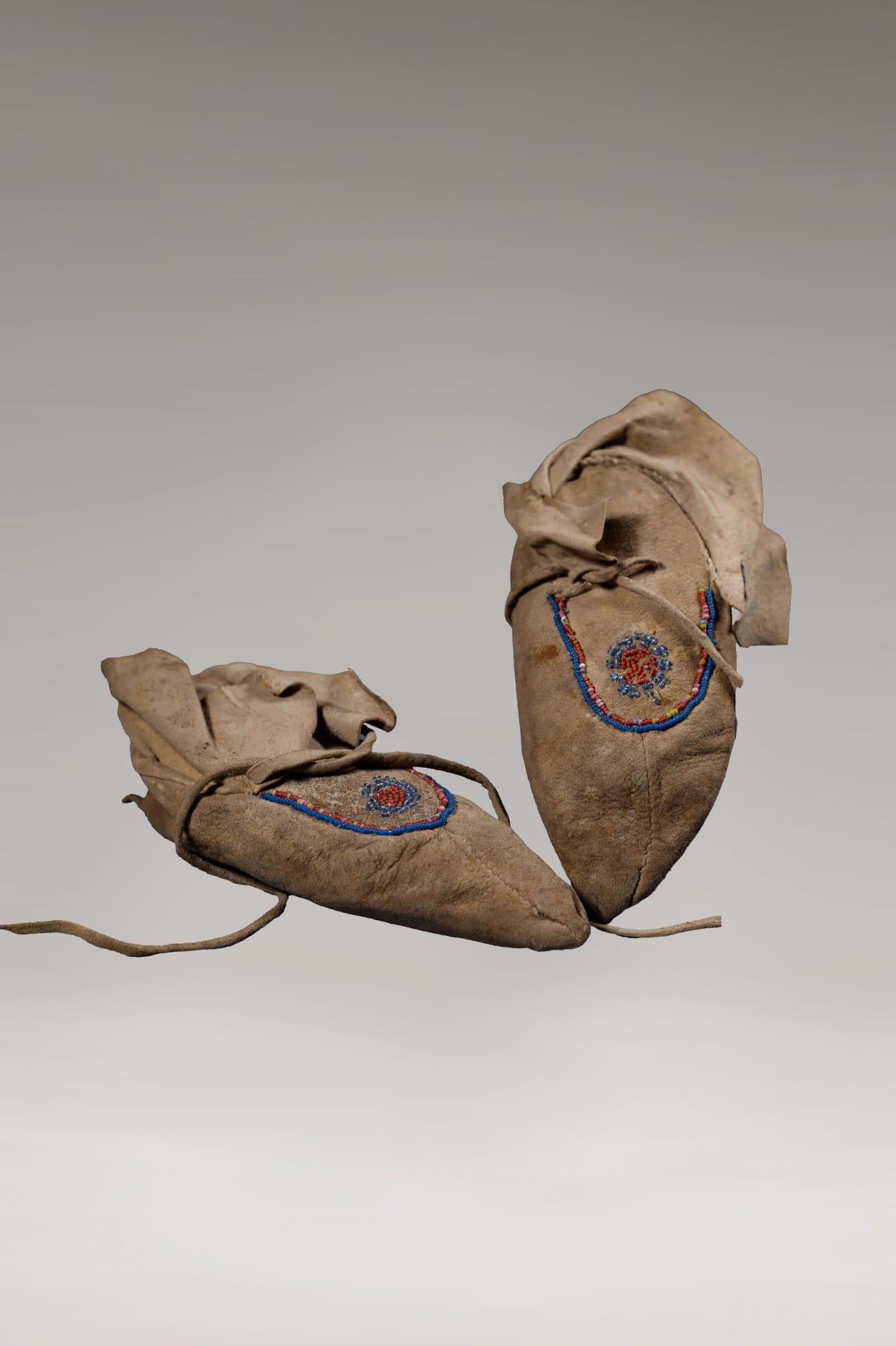 Par de Mocasines Sioux <br>"Sioux, Dakota del Norte/Sur - 1800 d.C. " - Imagen 2